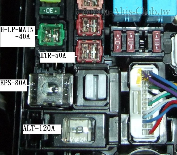 引擎室內左下角的大容量保險絲B,C,D型.jpg
