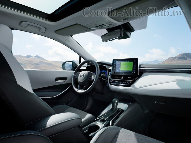 corolla-ts-interior-1-v6-lr-rgb-2.jpg