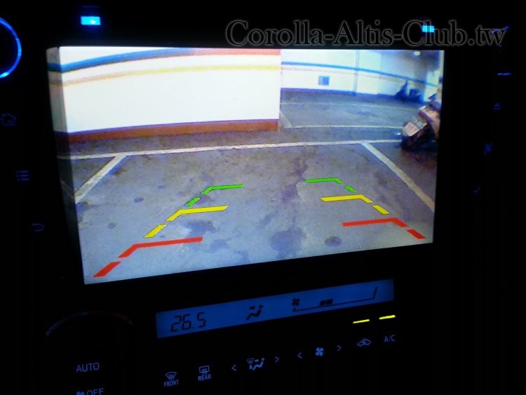 倒車影像, 因裝在右側牌照燈, 所以影像中的紅黃綠警示線中心點會偏右